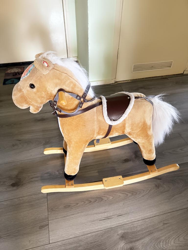 Schattig schommelpaard in goede staat, Ophalen of Verzenden, Zo goed als nieuw, Jongen of Meisje