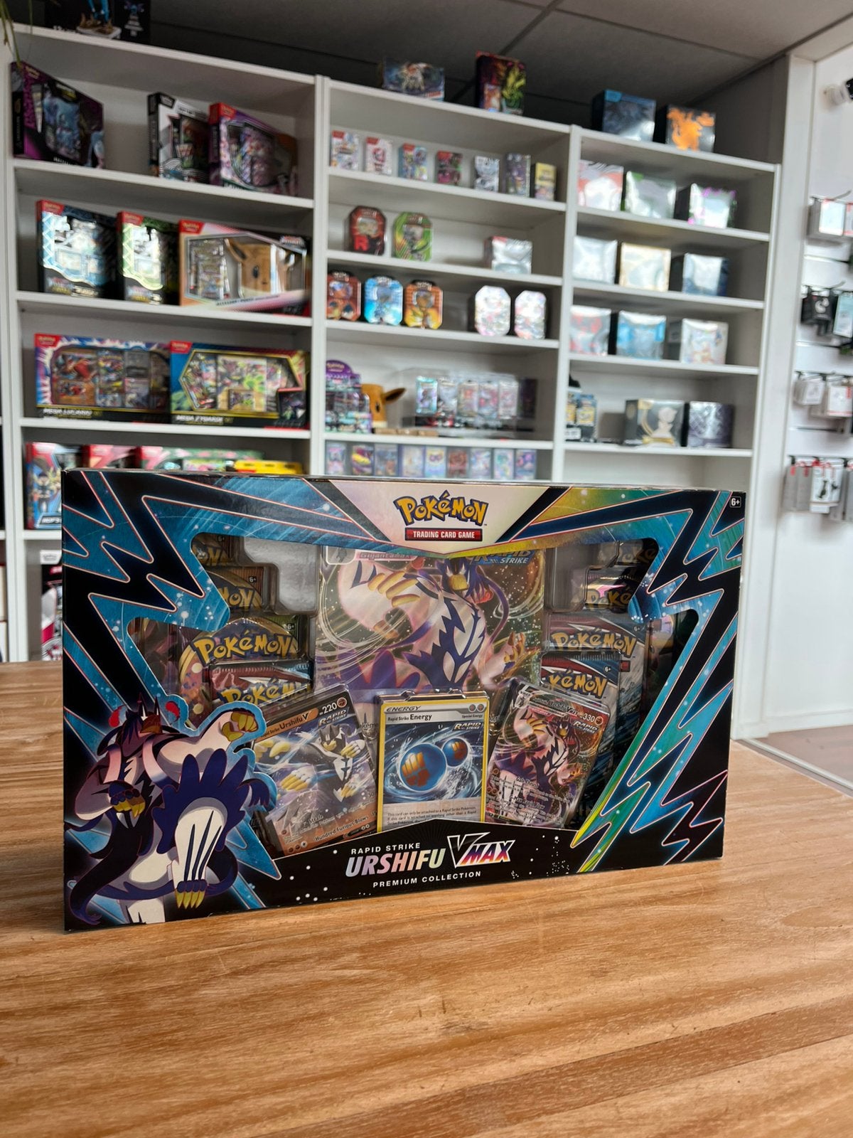Pokémon Urshifu Vmax Rapid Strike Premium Collection Box, Ophalen of Verzenden, Nieuw