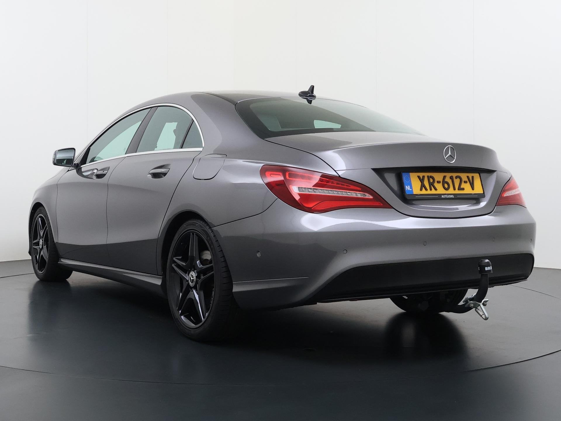 Mercedes-Benz CLA-klasse 180 Ambition 18" AMG Velgen | Trekh, Auto's, Gebruikt, 4 cilinders, 715 kg, Leder en Stof