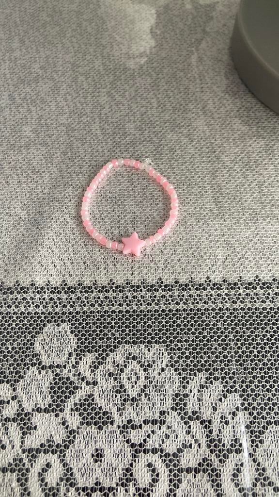 Een leuke roze armbandje!, Overige materialen, Ophalen of Verzenden, Zo goed als nieuw, Roze