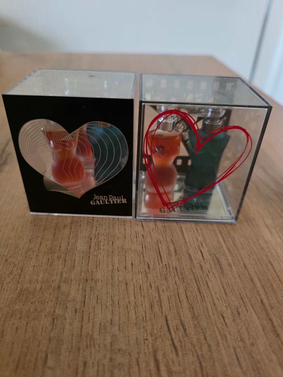 Vintage JPG Valentijn Miniaturen Duo Set + Plexi Box, Ophalen of Verzenden, Miniatuur, Gevuld