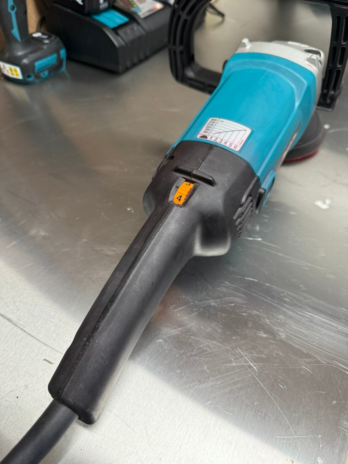 Makita poetsmachine 9227 CB, Doe-het-zelf en Verbouw, Gereedschap | Schuurmachines, Ophalen, Zo goed als nieuw, 1200 watt of meer