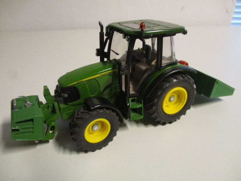 Siku John Deere 5620 met transportbakje en frontgewicht, Hobby en Vrije tijd, Ophalen of Verzenden, Gebruikt, Tractor of Landbouw