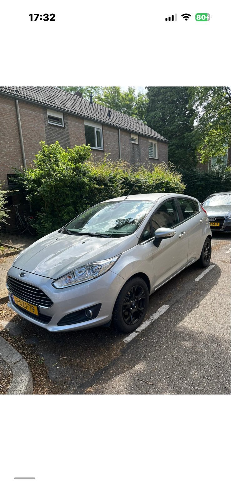 Ford Fiësta 1.0 74KW/100PK 5D 2013 Grijs, Auto's, Voorwielaandrijving, Stof, 40 €/maand, Zwart