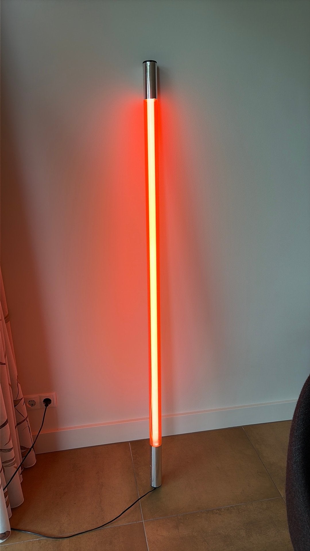 Rode langwerpige tube lamp, Ophalen, Kunststof, Zo goed als nieuw, Modern
