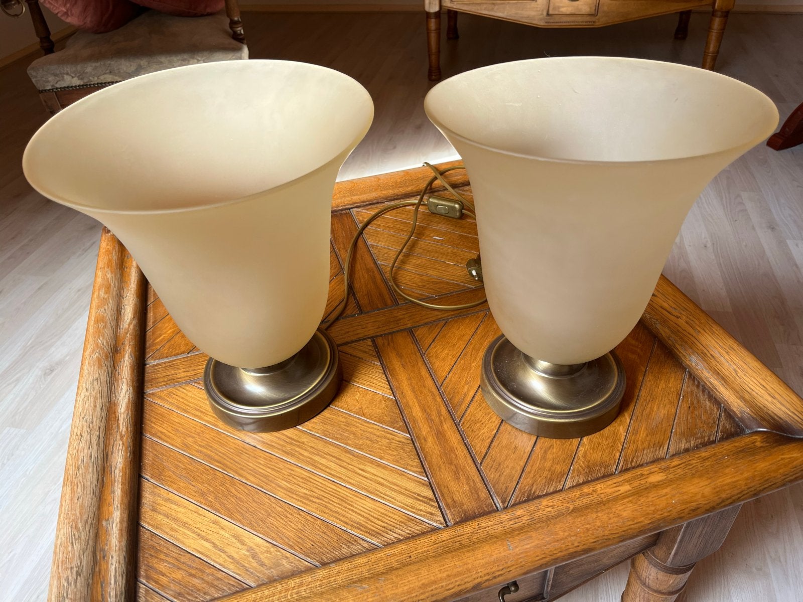 Set van 2 elegante tafellampen met melkglas en messing-look, Ophalen, Gebruikt, Goud, Met kap