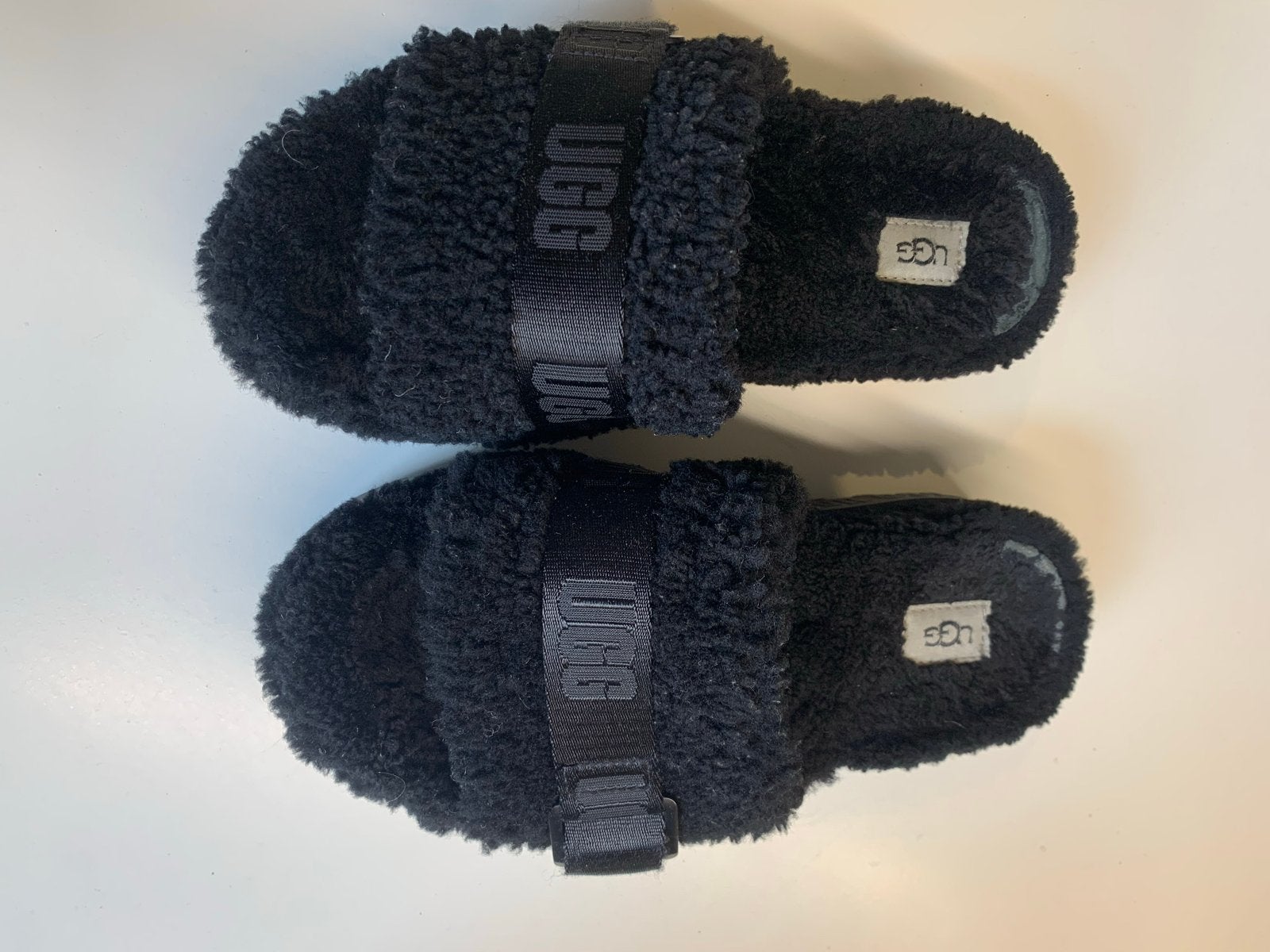 UGG Fluff Yeah Slide Sandalen Zwart Maat 39, Ophalen of Verzenden, Zo goed als nieuw, Zwart, Slippers