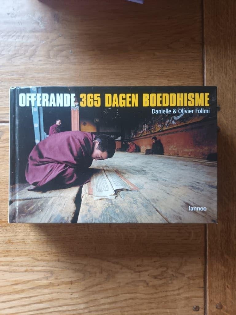Föllmi Oli Offeranden van de mensheid 365 dagen Boeddhisme, Ophalen of Verzenden, Zo goed als nieuw, Boeddhisme