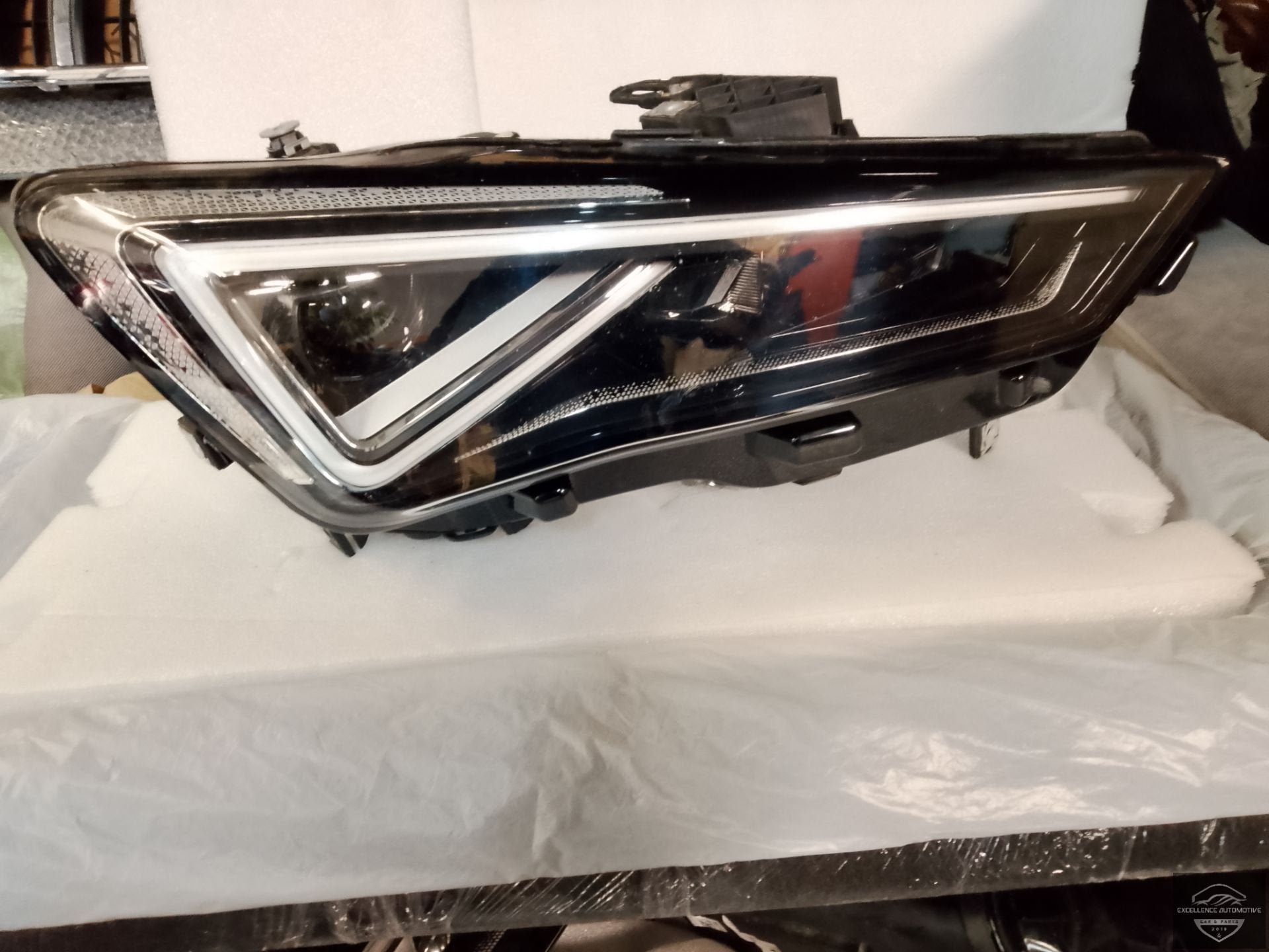 Seat Cupra Leon 5FA 2020+ LED Koplamp Rechts 5FB941036B, Gebruikt, Autovia A-2, Km 585 585
08760  Martorell, ES, Ophalen of Verzenden