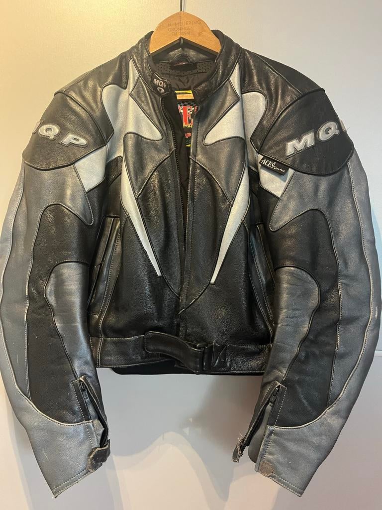MQP leren motorjas met leren broek maat 50, Motoren, Kleding | Motorkleding, Ophalen, Tweedehands, Heren, Combipak
