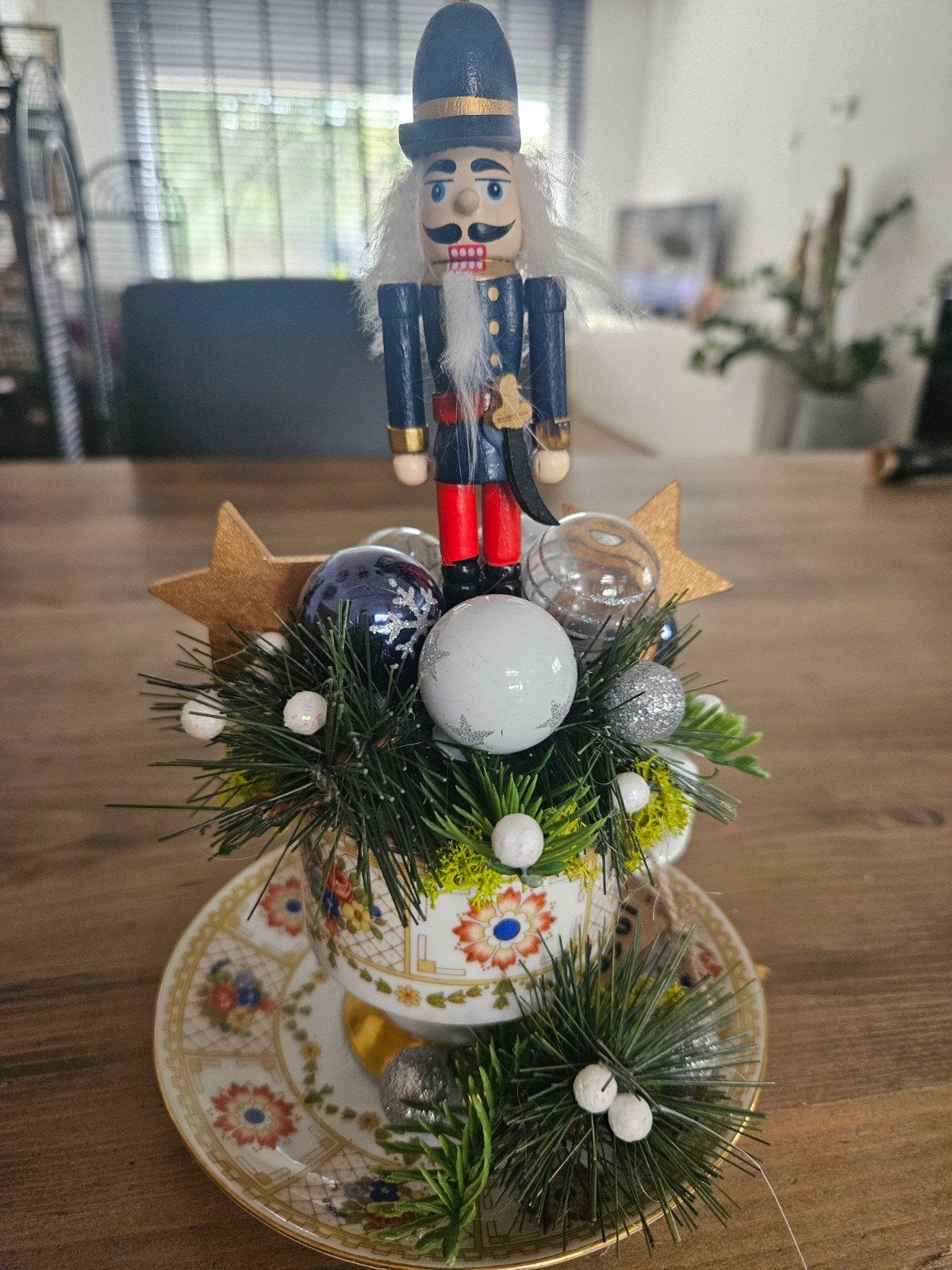 Notenkraker kop en schotel, Ophalen