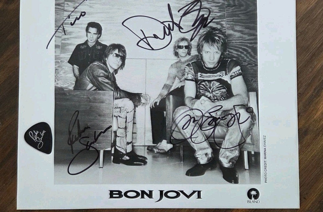 Bon Jovi gesigneerde foto en Richie Sambora plectrum, Verzamelen, Muziek, Artiesten en Beroemdheden, Ophalen of Verzenden, Gebruikt