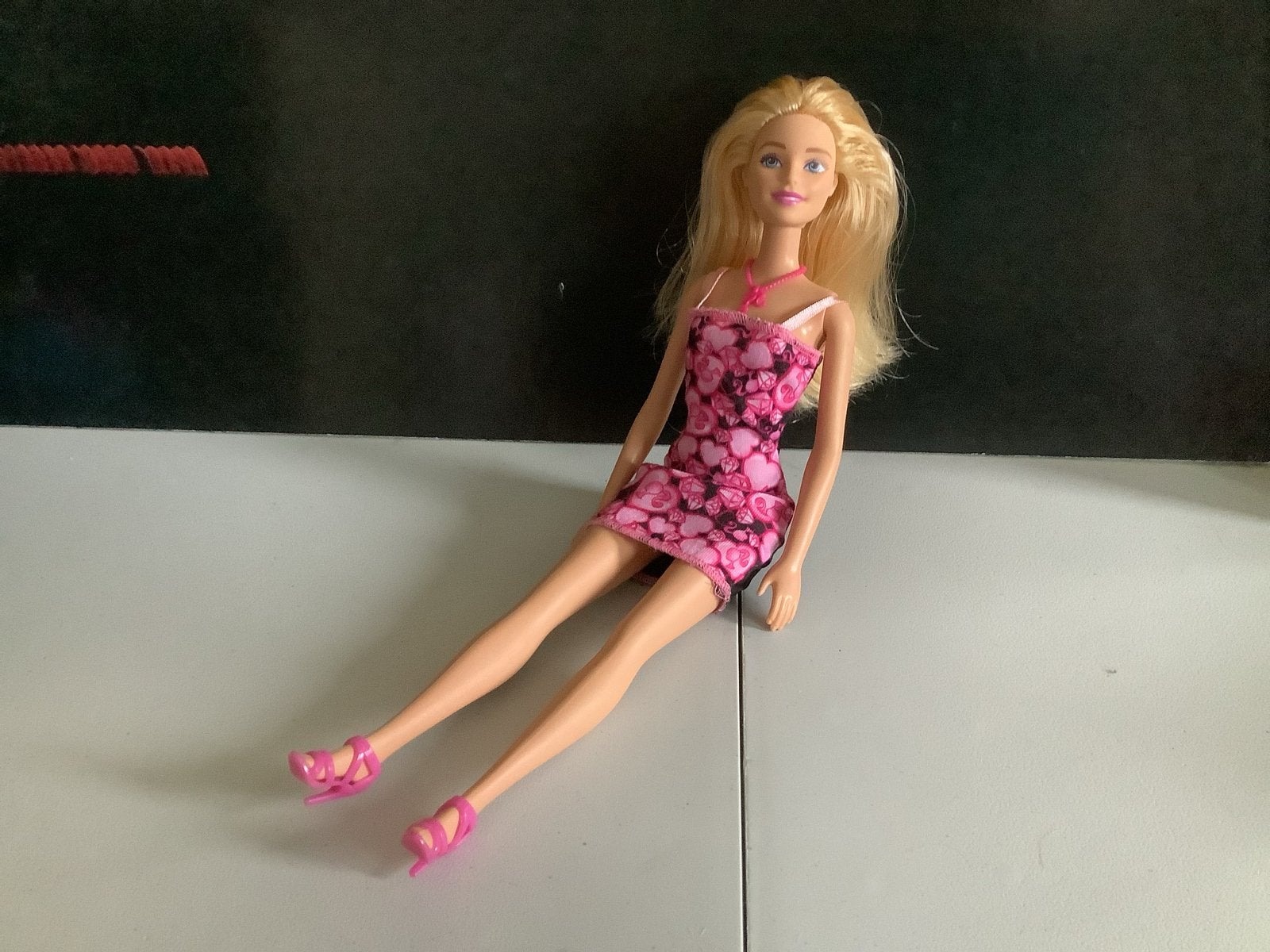 Barbie pop in roze jurk met hartjes, Ophalen of Verzenden, Gebruikt, Barbie
