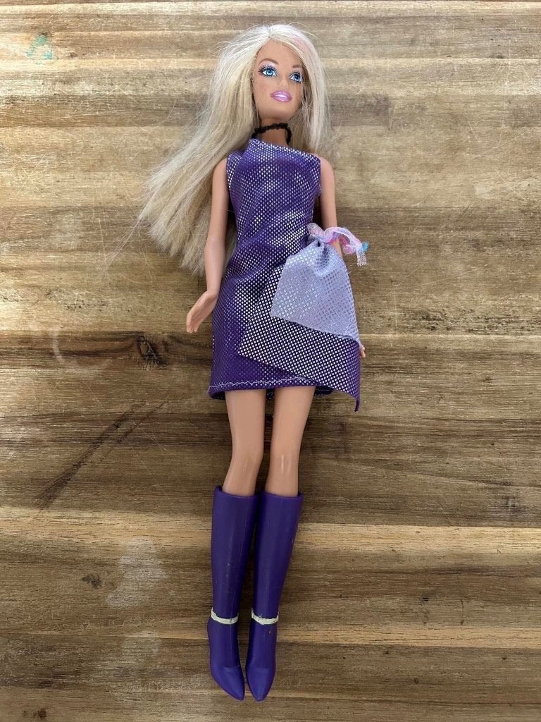 Barbie pop in paarse jurk met hoge laarzen, Ophalen of Verzenden, Gebruikt, Barbie