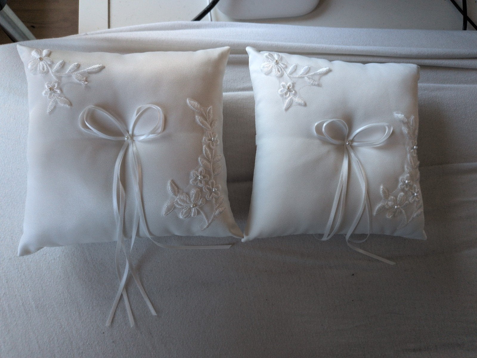 Set van 2 Witte Ringkussens met Kant en Parels, Kleding | Dames, Trouwkleding en Trouwaccessoires, Wit, Ophalen of Verzenden, Accessoires