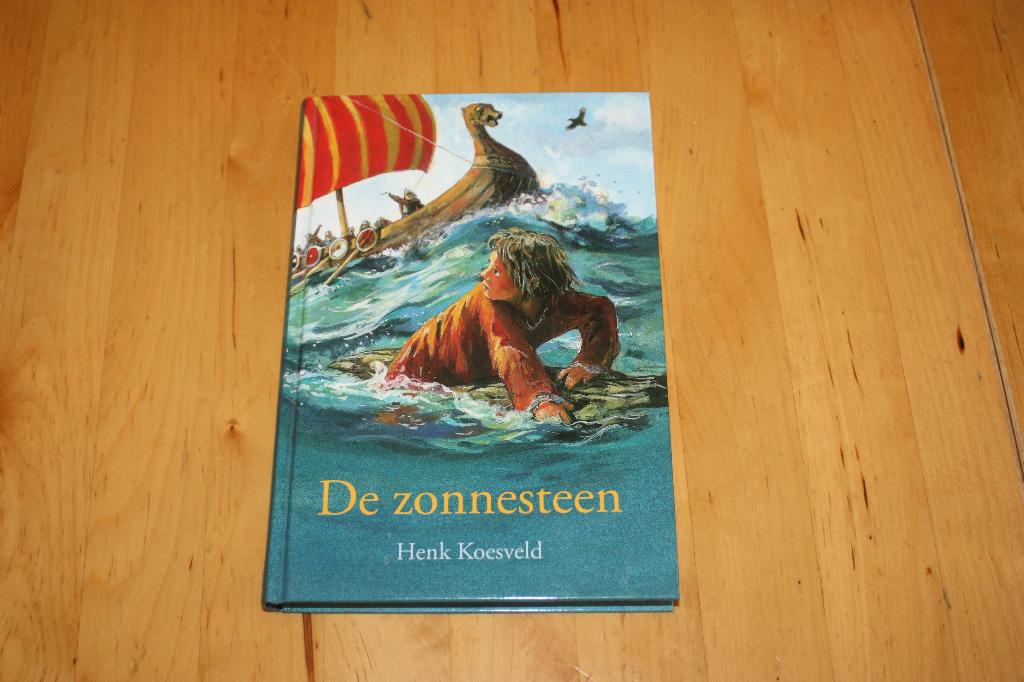 De zonnesteen, Henk Koesveld, jeugdboek over Vikingen, Boeken, Kinderboeken | Jeugd | onder 10 jaar, Ophalen of Verzenden, Gelezen