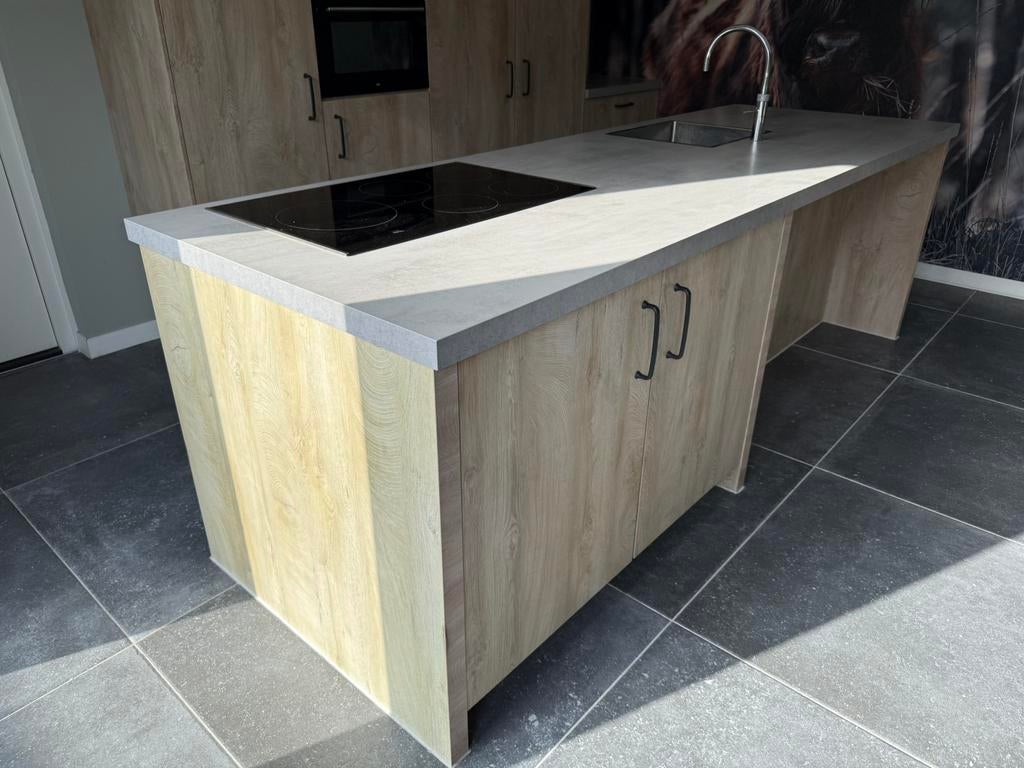 Complete keuken met kookeiland| Van | €7.500 | NU €6.000, Overige kleuren, Overige typen, Ophalen of Verzenden, Zo goed als nieuw