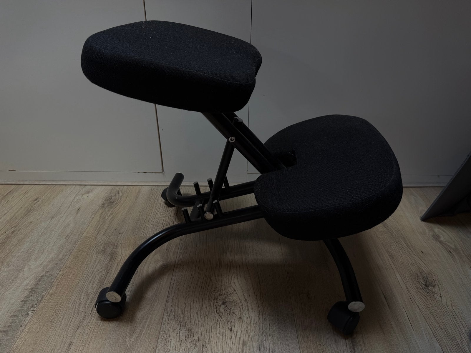 Ergonomische Kniestoel - Zwart, Ophalen, Zwart, Zo goed als nieuw, Bureaustoel