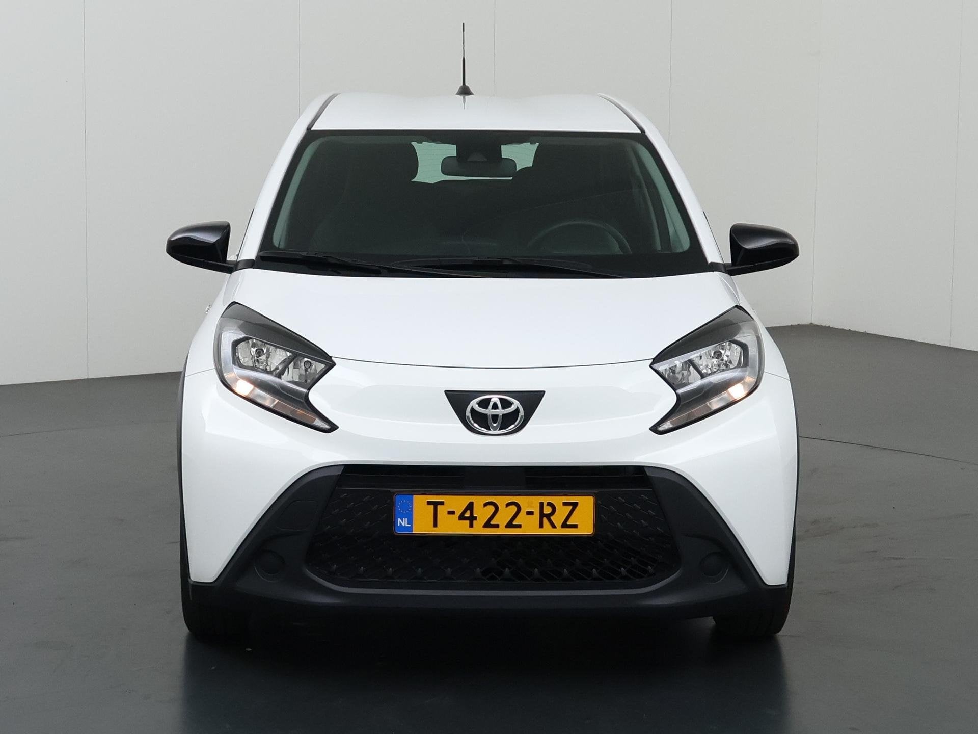 Toyota Aygo X 1.0 VVT-i MT Play | Navigatie | Parkeercamera, Auto's, Stof, Gebruikt, 920 kg, 4 stoelen