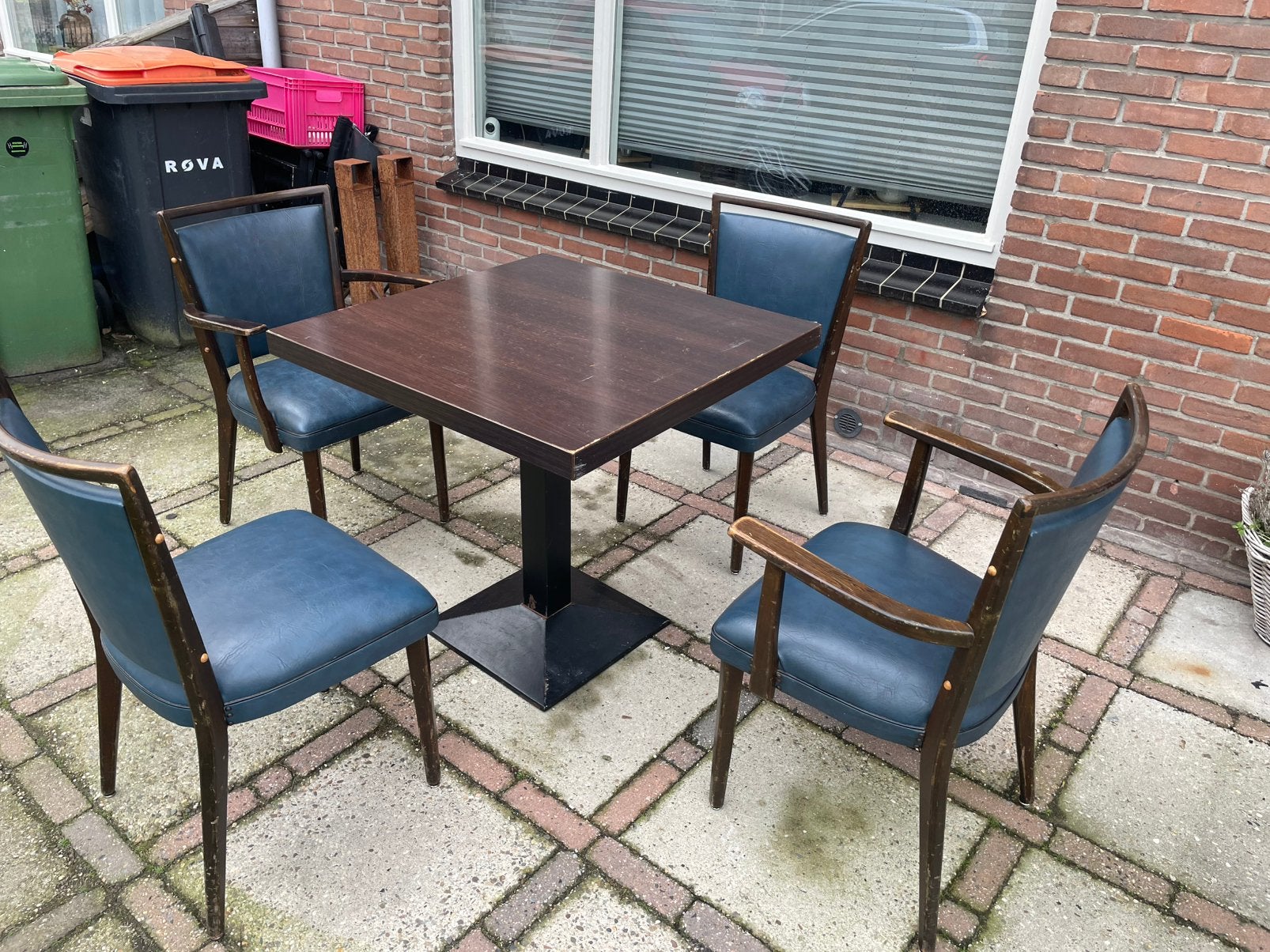 Tekoop 33 cafe stoelen en 14 a 17 tafels.  Tafels heb schade, Ophalen, Zo goed als nieuw