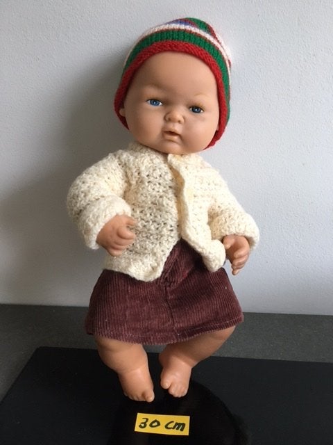 Lief popje met gebreid vestje (30 cm), Ophalen of Verzenden, Zo goed als nieuw