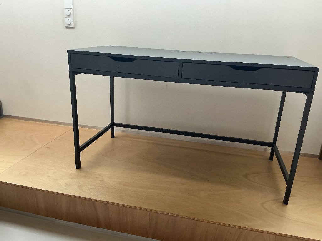 modern grijs bureau, Ophalen, Gebruikt, 110 cm, Kabelgoot