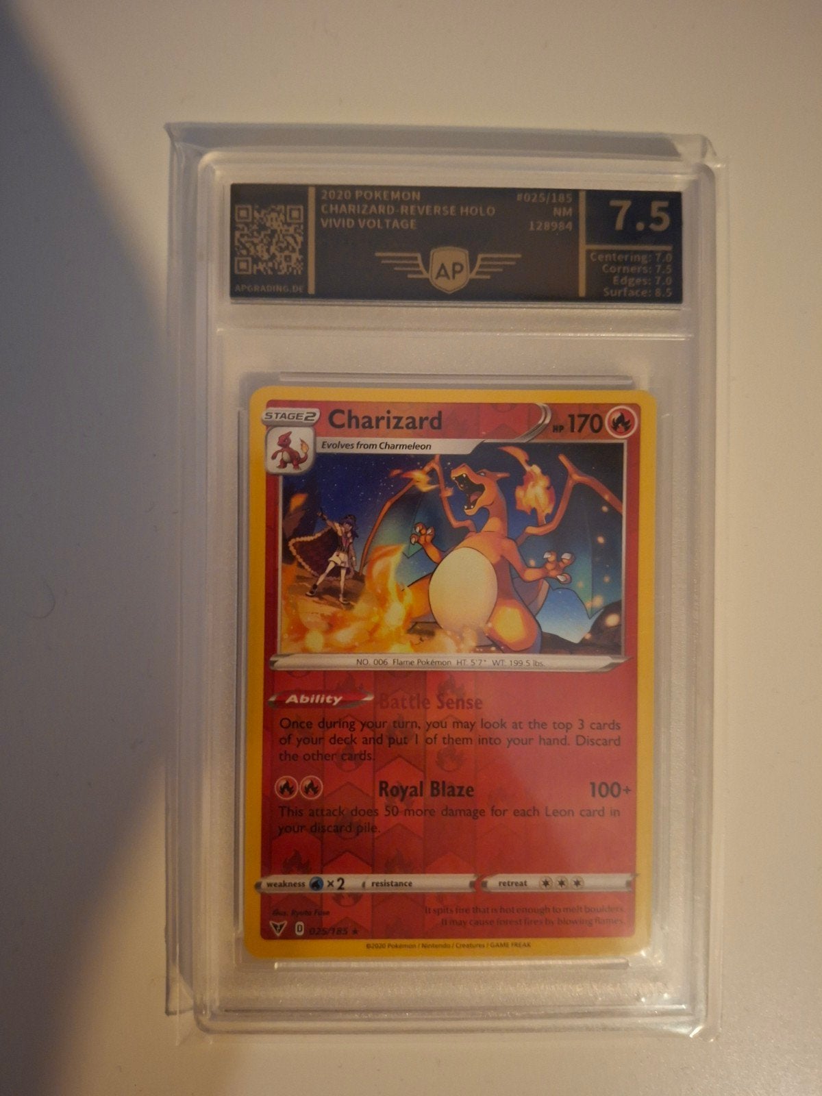 Charizard Reverse Holo Vivid Voltage AP graded 7.5, Ophalen of Verzenden, Zo goed als nieuw, Losse kaart