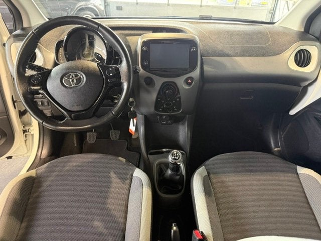 Toyota Aygo 1.0 VVT-i x-play limited Carplay|Cruise|Camera, Voorwielaandrijving, Gebruikt, Euro 6, 4 stoelen