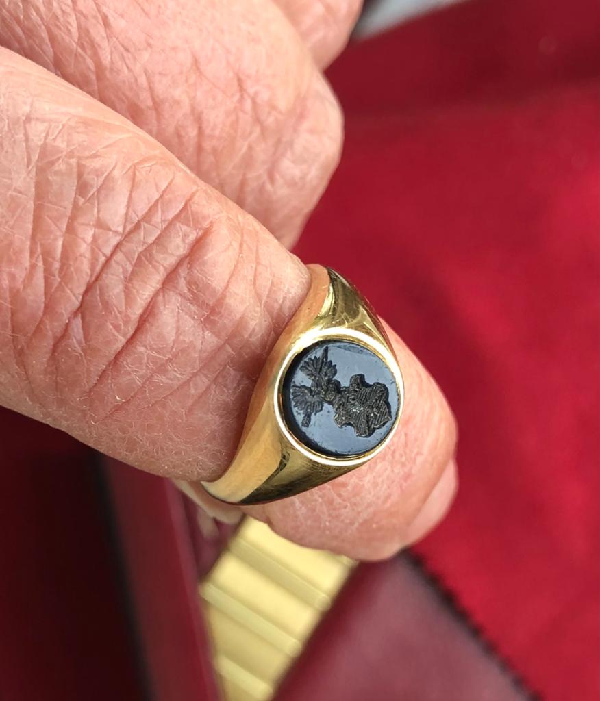 Gouden zegelring met blauwe lagensteen en gravure, Sieraden, Tassen en Uiterlijk, Ringen, Gebruikt, Blauw, Ophalen of Verzenden