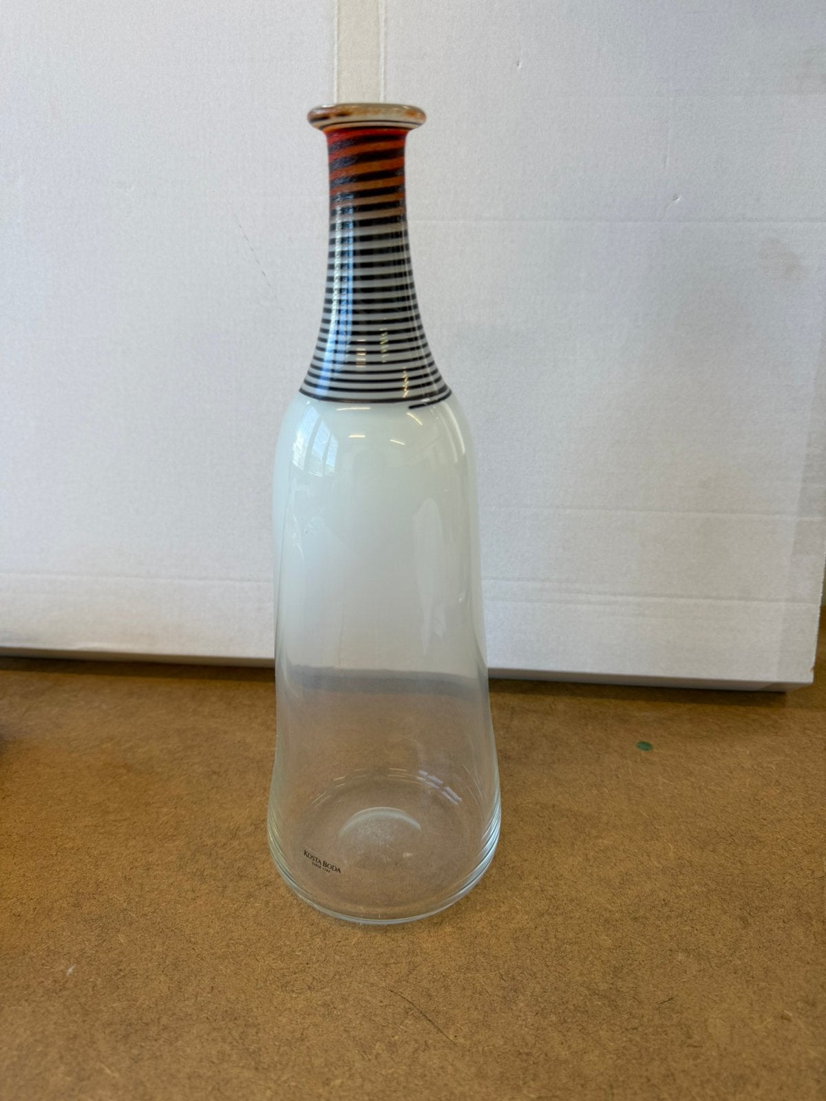 FLESVAAS - BERTIL VALLIEN, Ophalen, Zo goed als nieuw, Wit, 32 cm