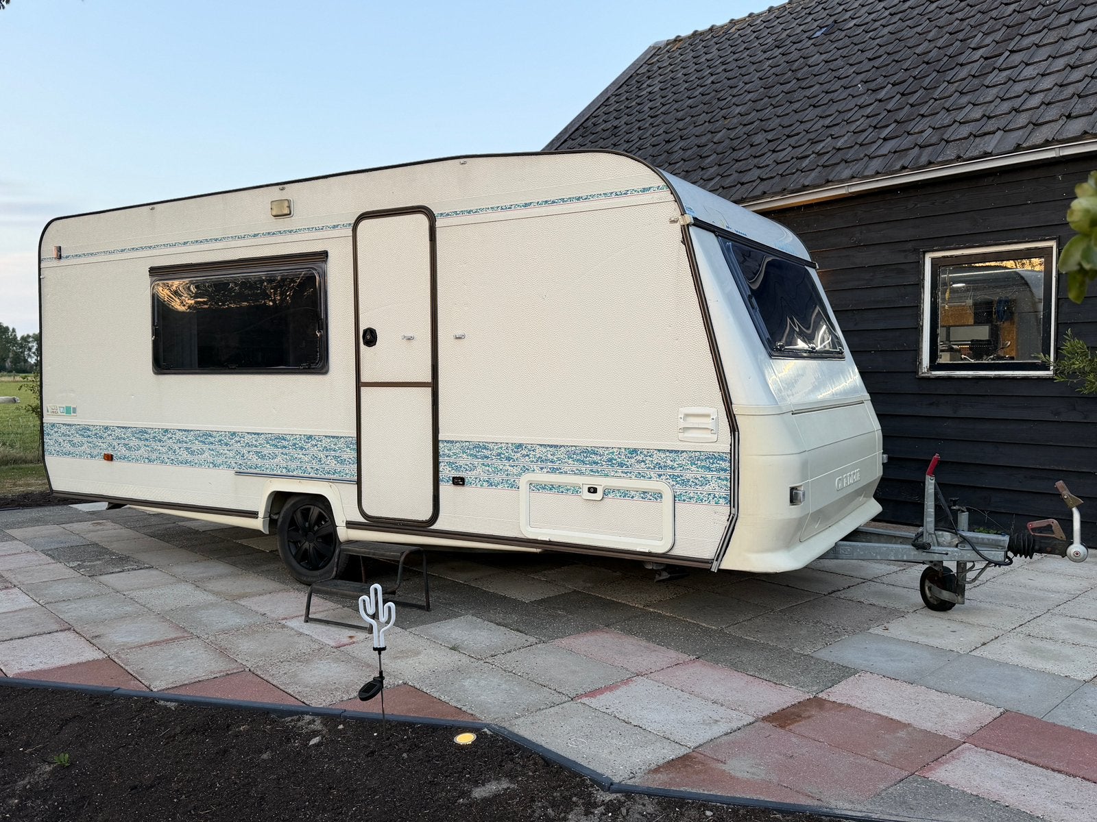 Adria unica 502 UK met stapelbedden gezins caravan, Caravans en Kamperen, Caravans, Vast bed, Rondzit, Bedrijf, 750 - 1000 kg
