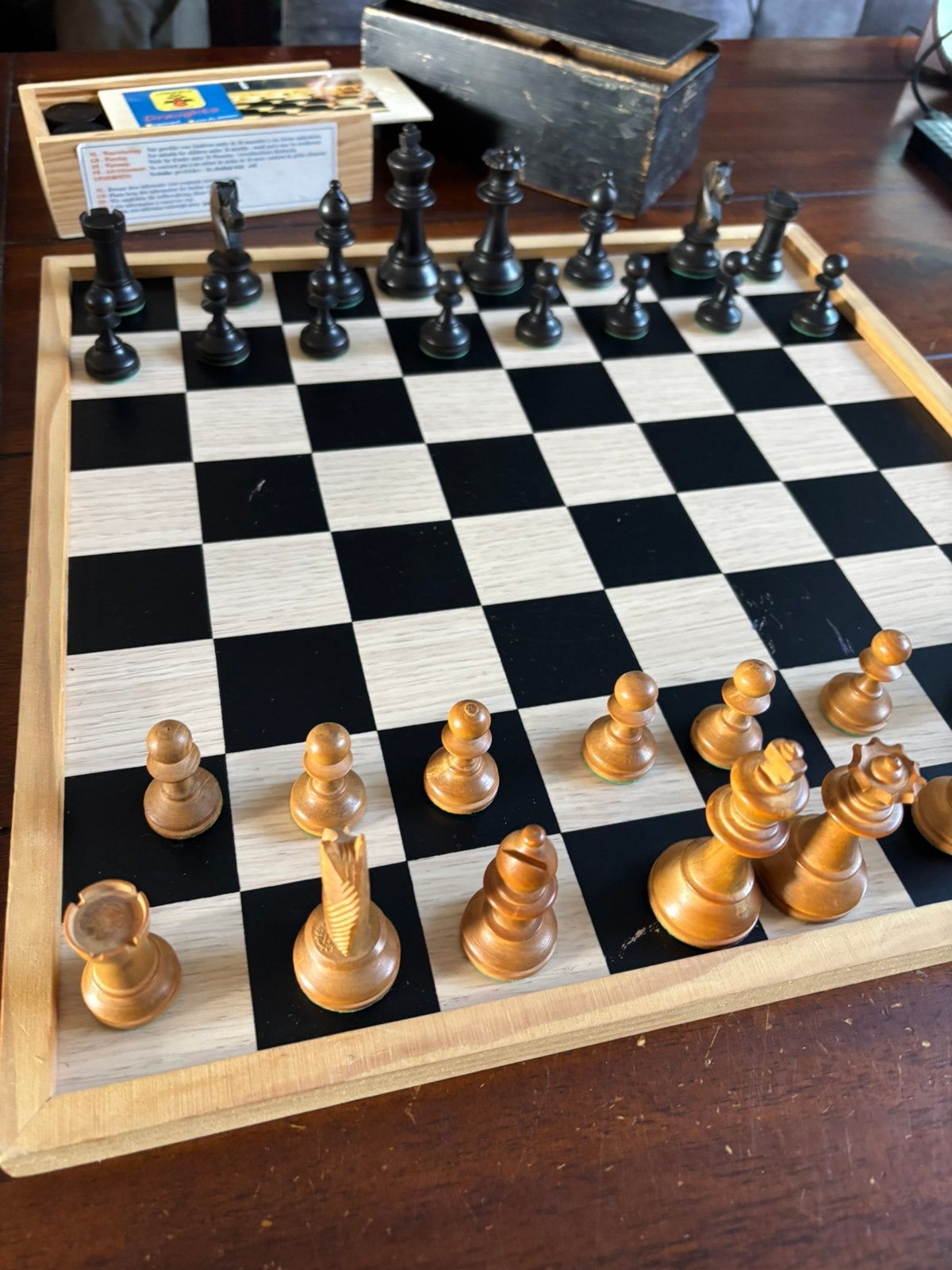HOUTEN SCHAAKSPEL K7,8 GROTE STUKKEN BORD DAMSPEL (foto’s), Een of twee spelers, Ophalen of Verzenden, Gebruikt