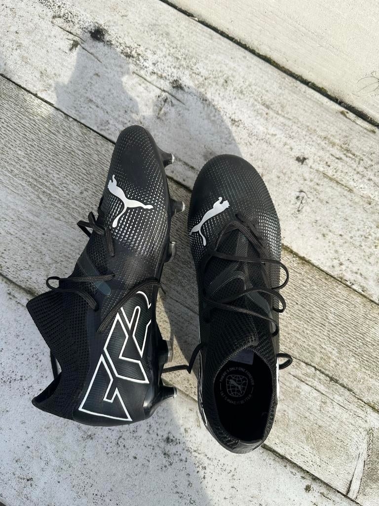 Puma voetbalschoenen met ijzeren noppen maat 40, Sport en Fitness, Voetbal, Ophalen, Zo goed als nieuw, Schoenen