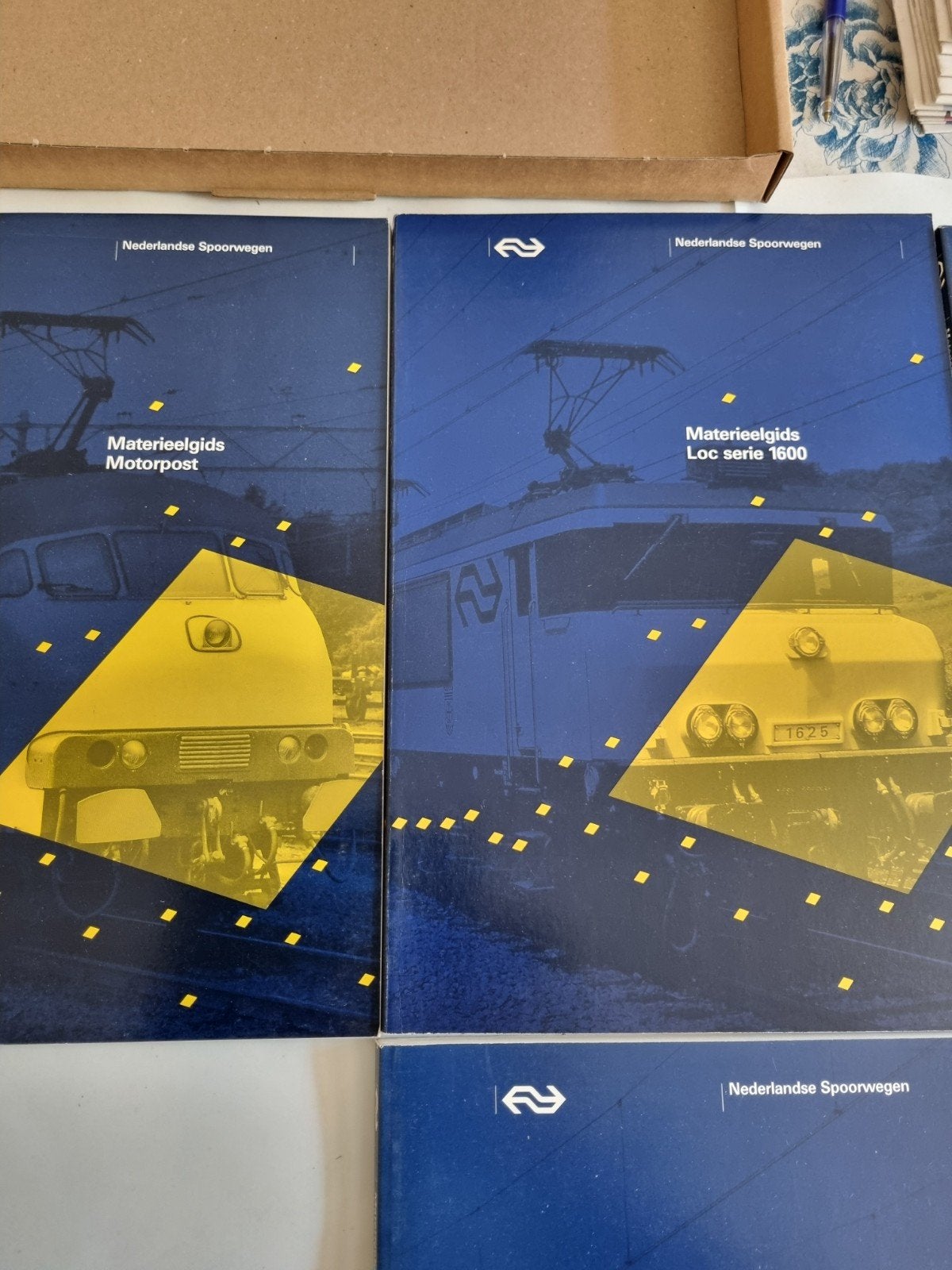 NS Materieelgidsen: Motorpost, Loc 1600, Mat '64, Dubbeldekb, Ophalen of Verzenden, Zo goed als nieuw, Trein