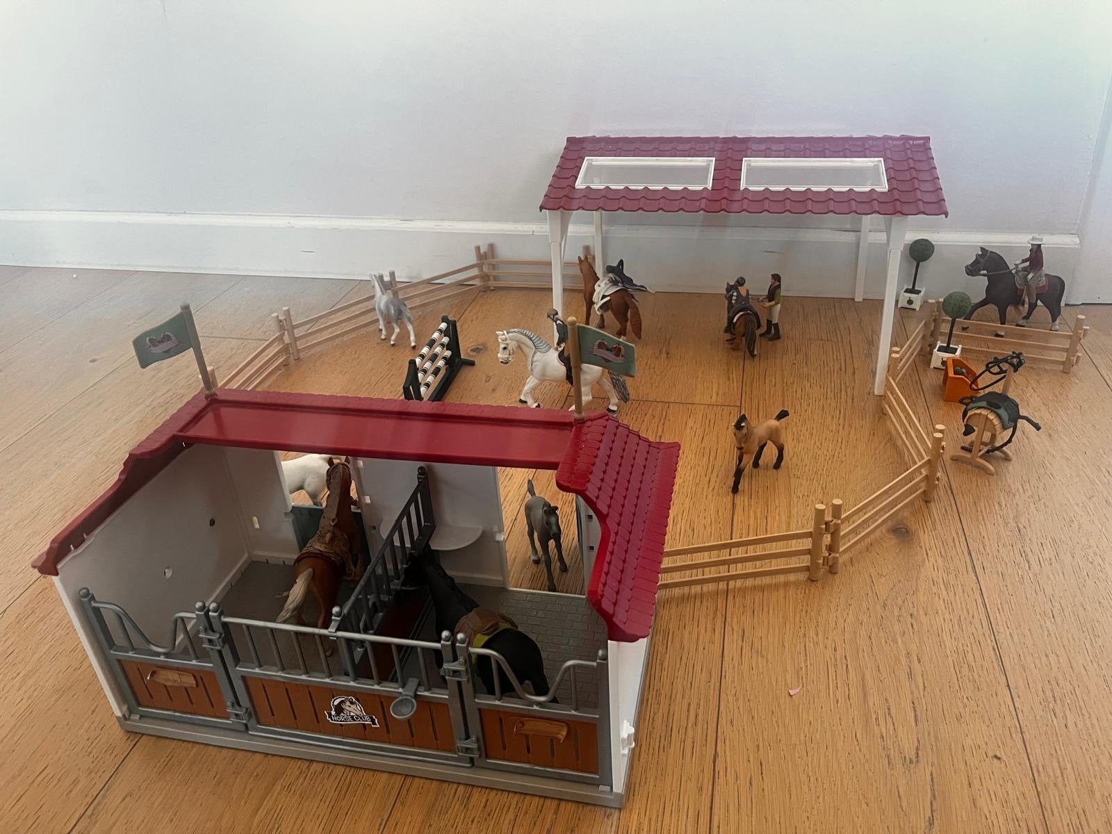 Grote Schleich paardenstallen  met veel paarden, Ophalen of Verzenden, Gebruikt, Jongen of Meisje