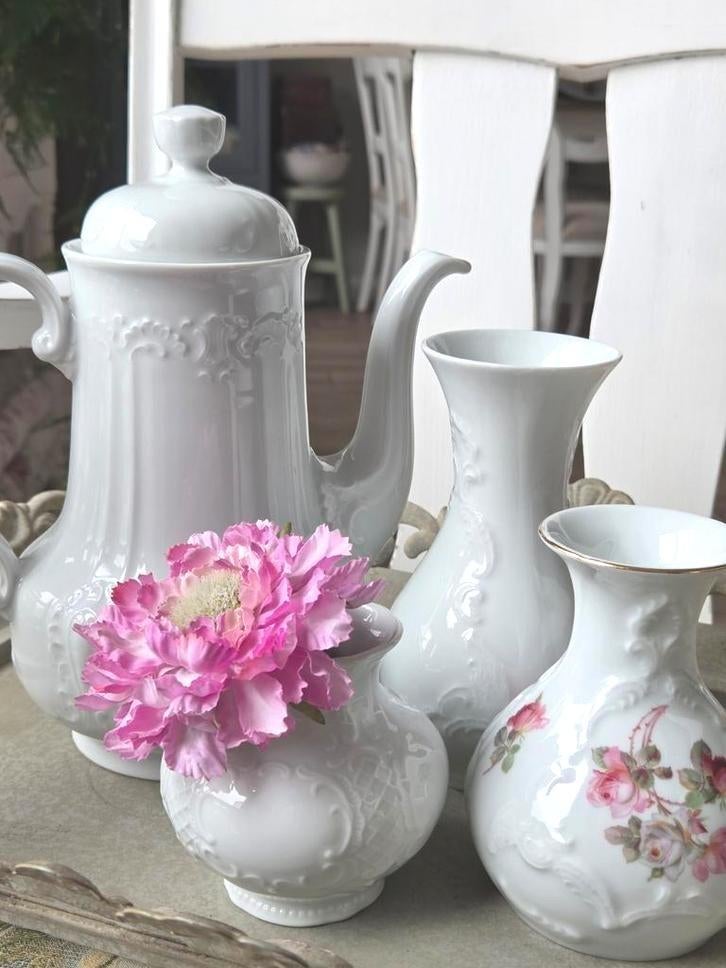 Oude brocante theepot & 3 vaasjes porselein reliëf, Ophalen of Verzenden