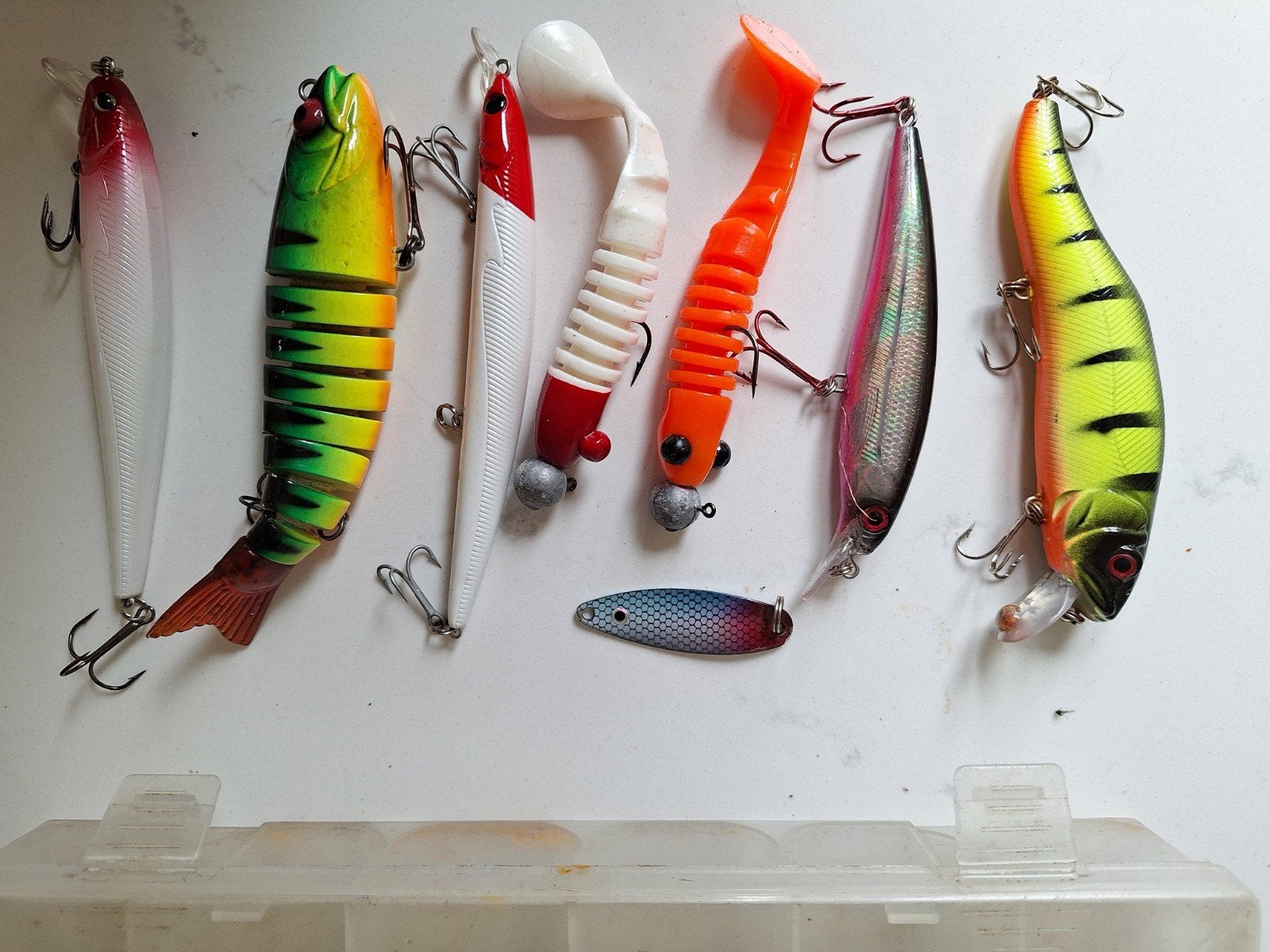 Tacklebox met schillende pluggen en shads, Watersport en Boten, Hengelsport | Roofvissen, Ophalen of Verzenden, Zo goed als nieuw