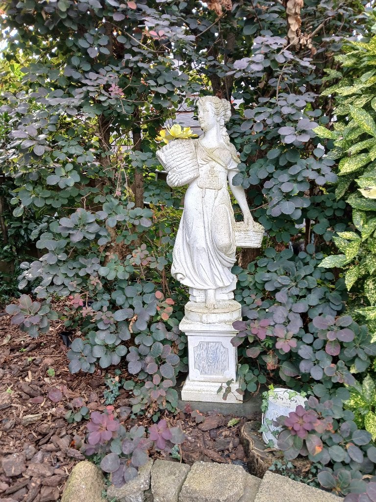 Beeld op sokkel, Ophalen, Beeld, 1 meter - 2 meter, Wit
