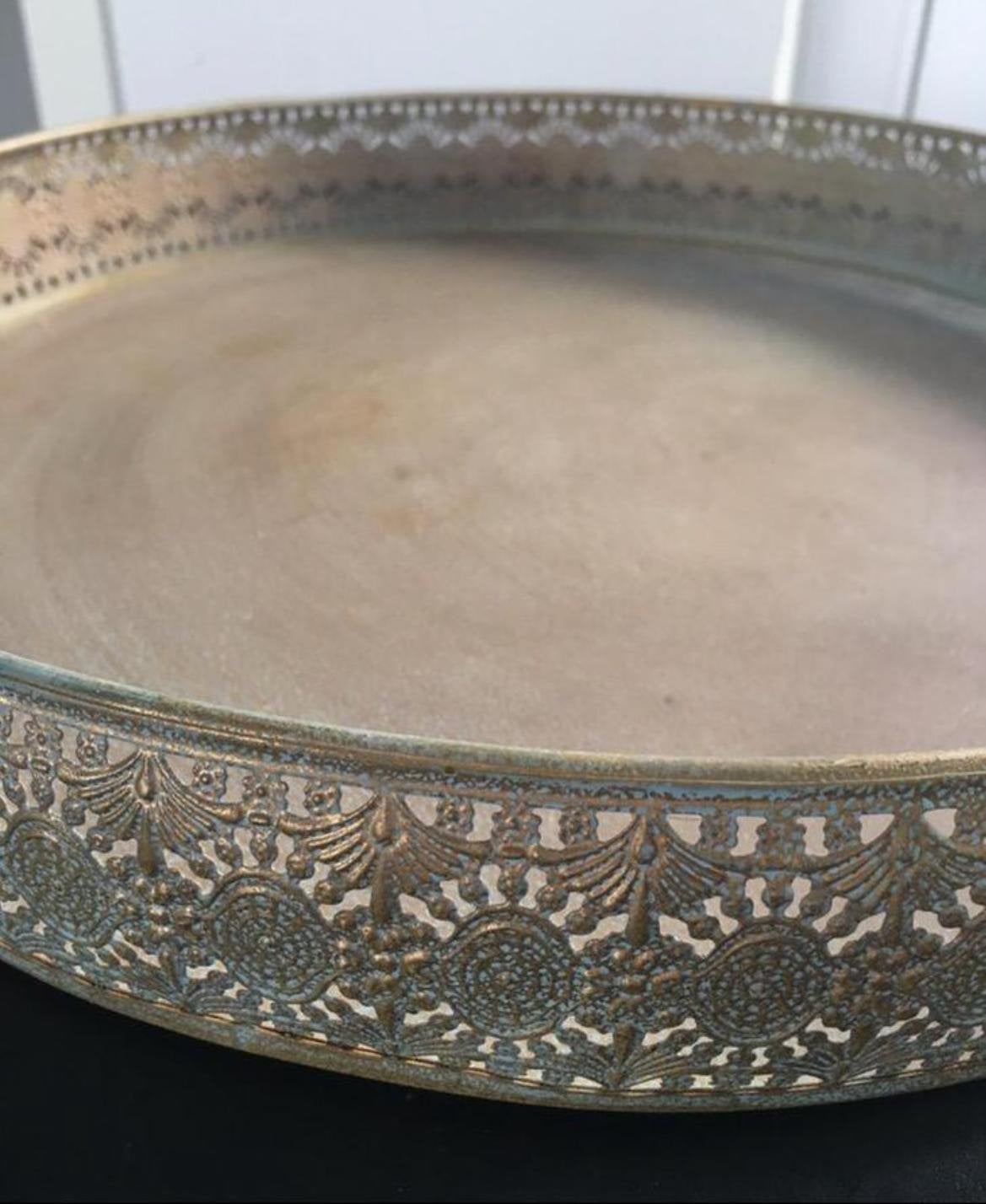 Groot rond metalen vintage dienblad 36cm opengewerkt patroon, Ophalen, Decoratieve rand, Rond, Zo goed als nieuw