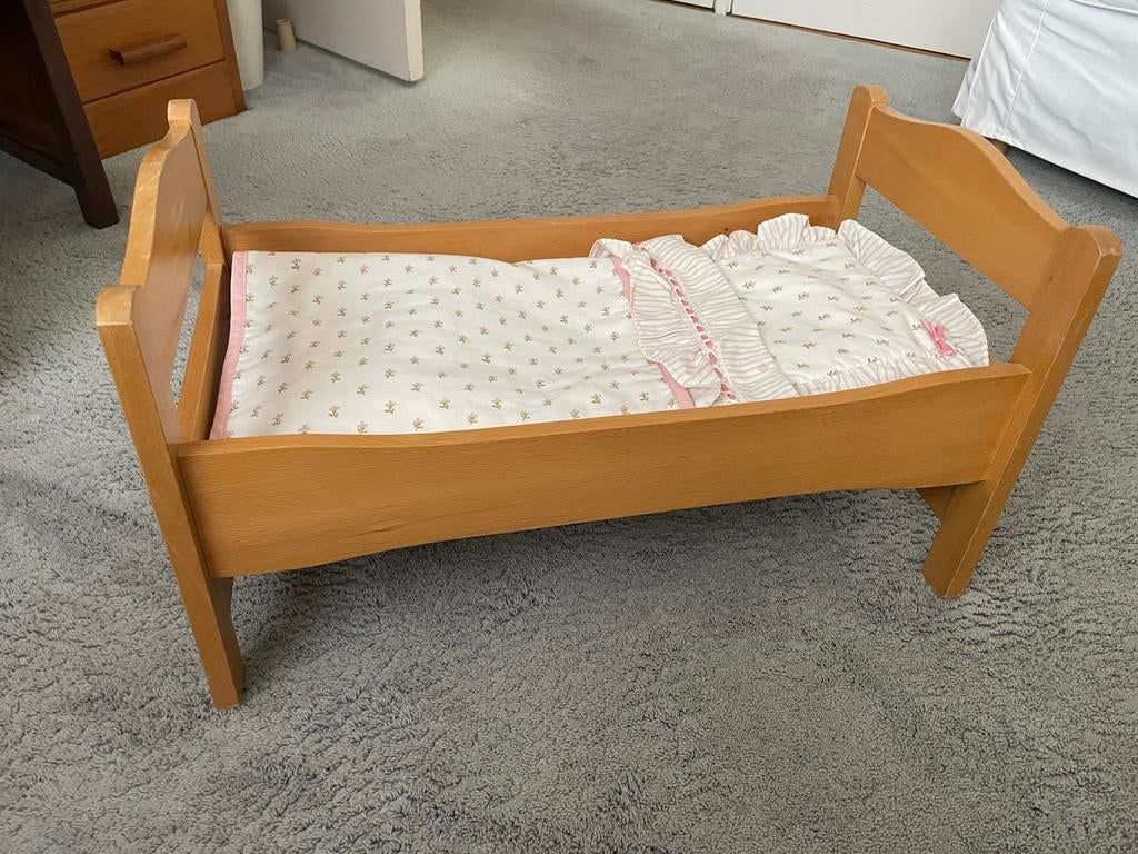 Poppenbedje met beddengoed - 63x32,5x36,5 cm, Ophalen, Gebruikt, Overige typen