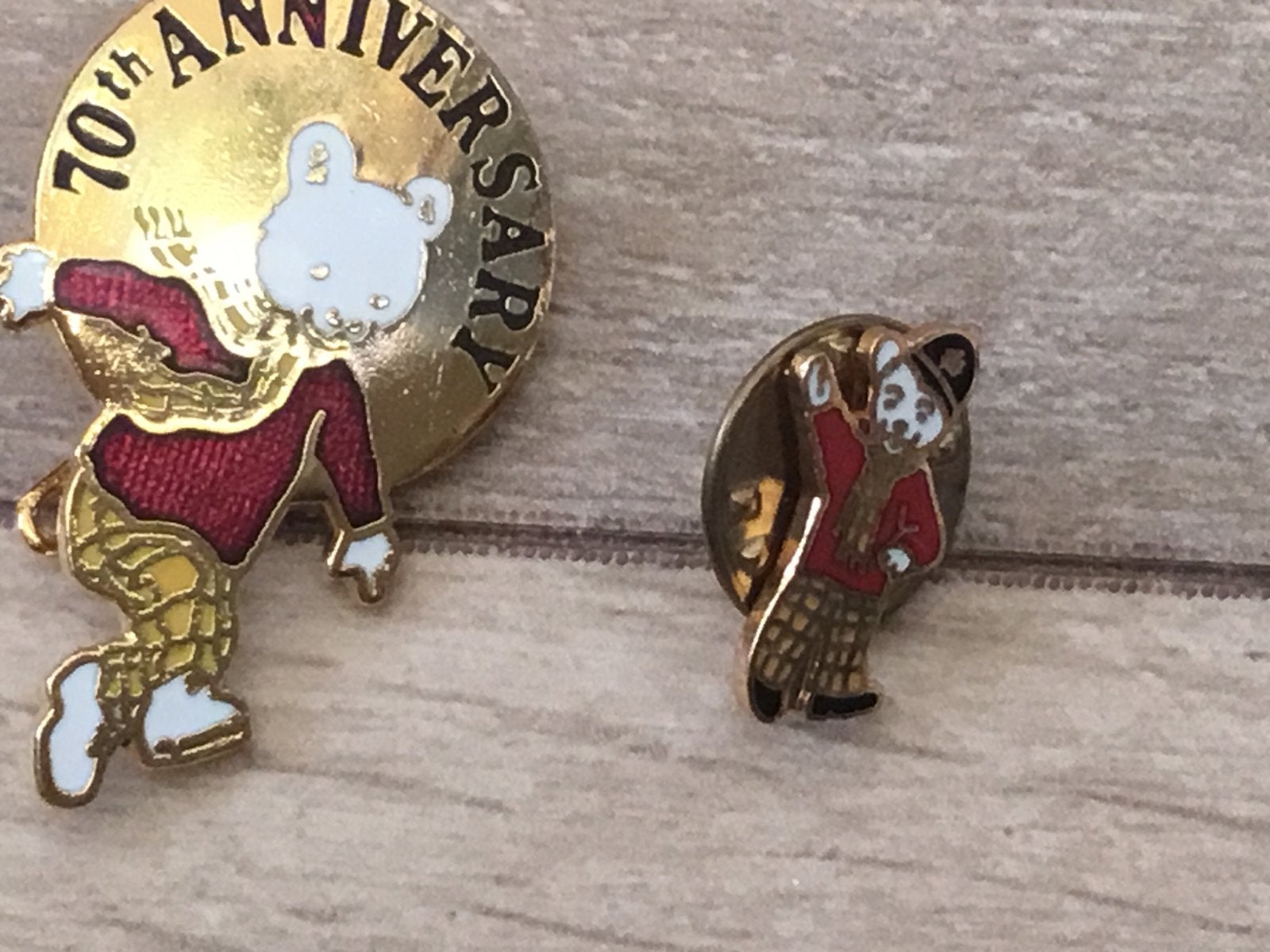 Rupert Bear 70th Anniversary en kleine pin als bobby, Ophalen of Verzenden, Nieuw, Figuurtje, Speldje of Pin