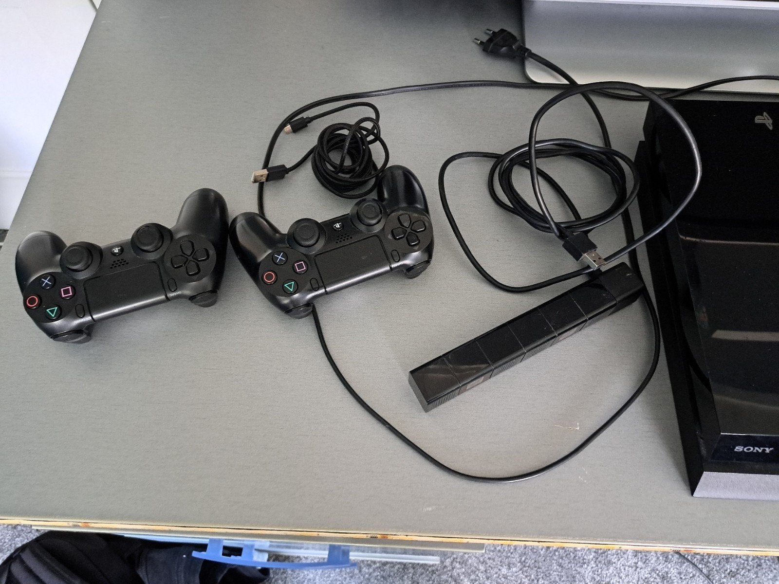 Ps4, Ophalen of Verzenden, Zo goed als nieuw, Met 2 controllers, Slim