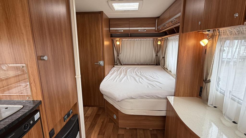 Dethleffs Nomad 500 DB bouwjaar 2012 met voortent, Caravans en Kamperen, Caravans, Rondzit, Bedrijf, Schokbreker, Overige typen