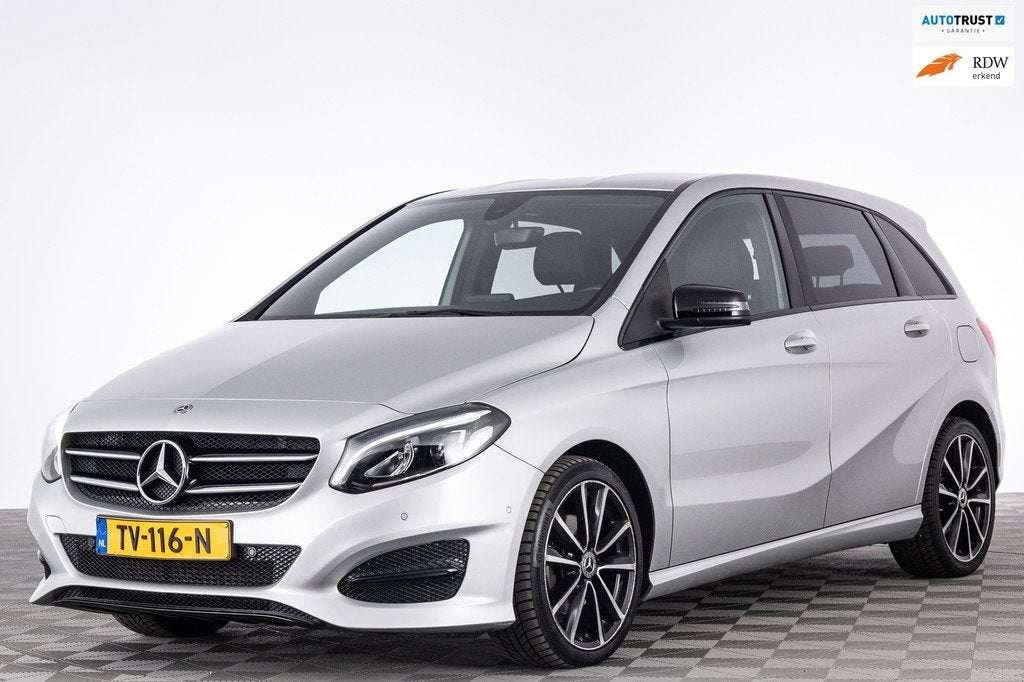 Mercedes-Benz B-klasse 180 Ambition AMG Line Night pakket/Au, Auto's, Mercedes-Benz, 1325 kg, Euro 6, 4 cilinders, Leder en Stof