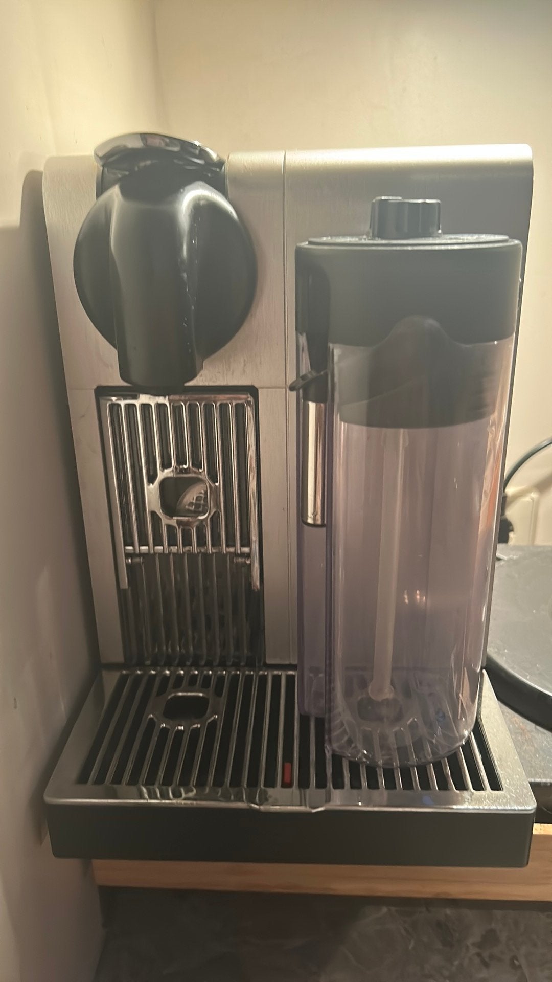 Nespresso DeLonghi Lattissima Touch Koffiemachine, Witgoed en Apparatuur, Koffiezetapparaten, Gebruikt, Koffiemachine, Ophalen of Verzenden