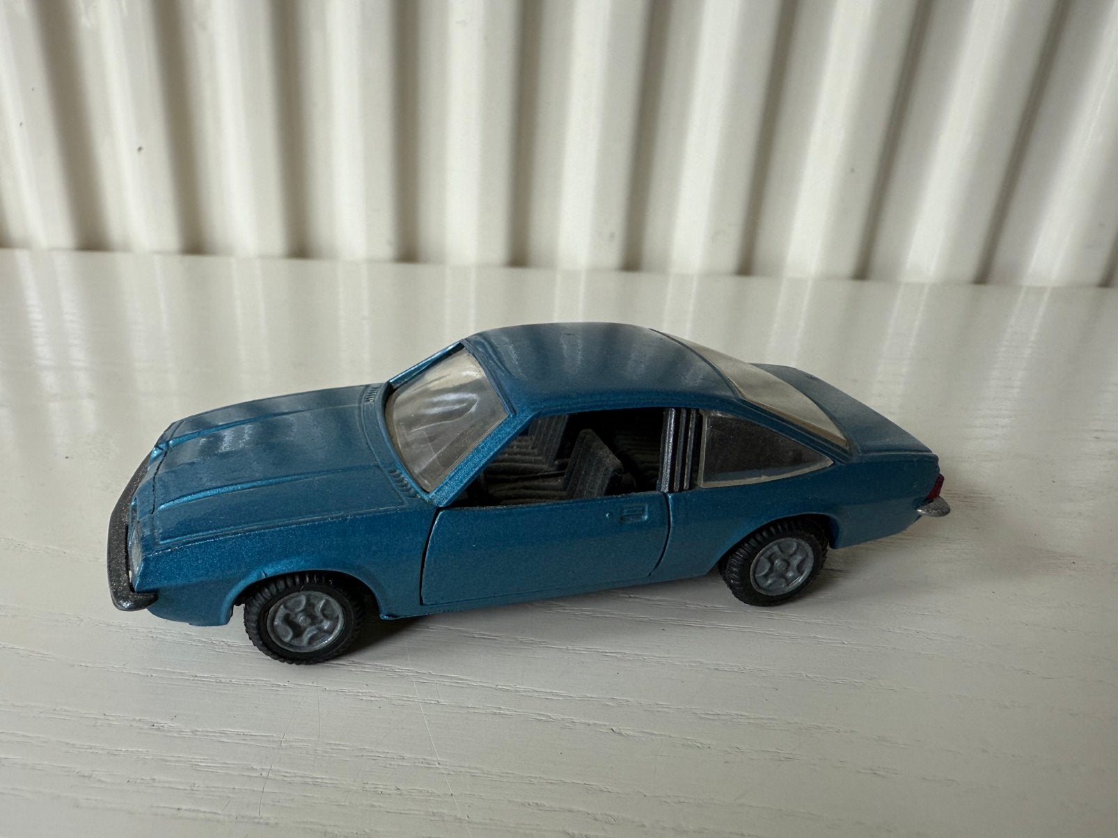 Opel Manta - schaal 1:43, Ophalen of Verzenden, Zo goed als nieuw, Auto, Overige merken