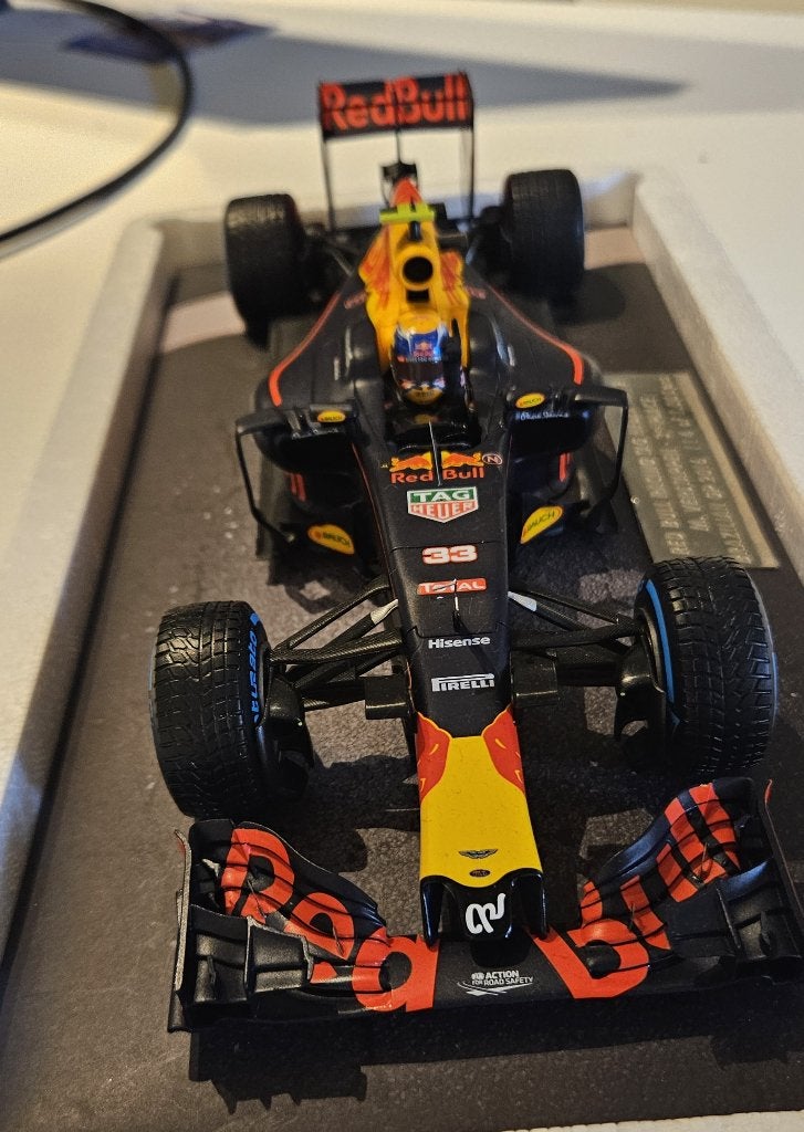 F1  Red Bull RB12. Brazilian GP 2016  limited edition, Hobby en Vrije tijd, Modelauto's | 1:18, Ophalen, Zo goed als nieuw, Auto