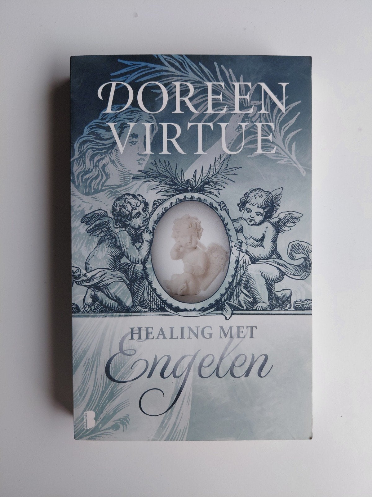 Doreen Virtue - Healing met engelen, Achtergrond en Informatie, Spiritualiteit algemeen, Ophalen of Verzenden, Zo goed als nieuw
