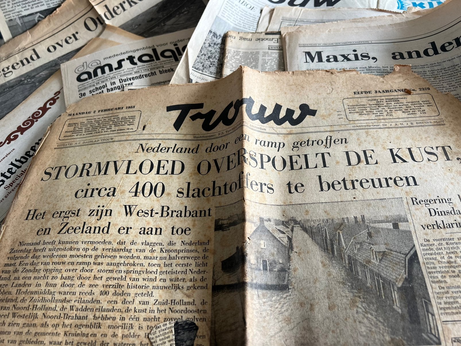 STAPELTJE VINTAGE DELEN VAN KRANTEN, Ophalen of Verzenden, 1960 tot 1980, Knipsel(s)
