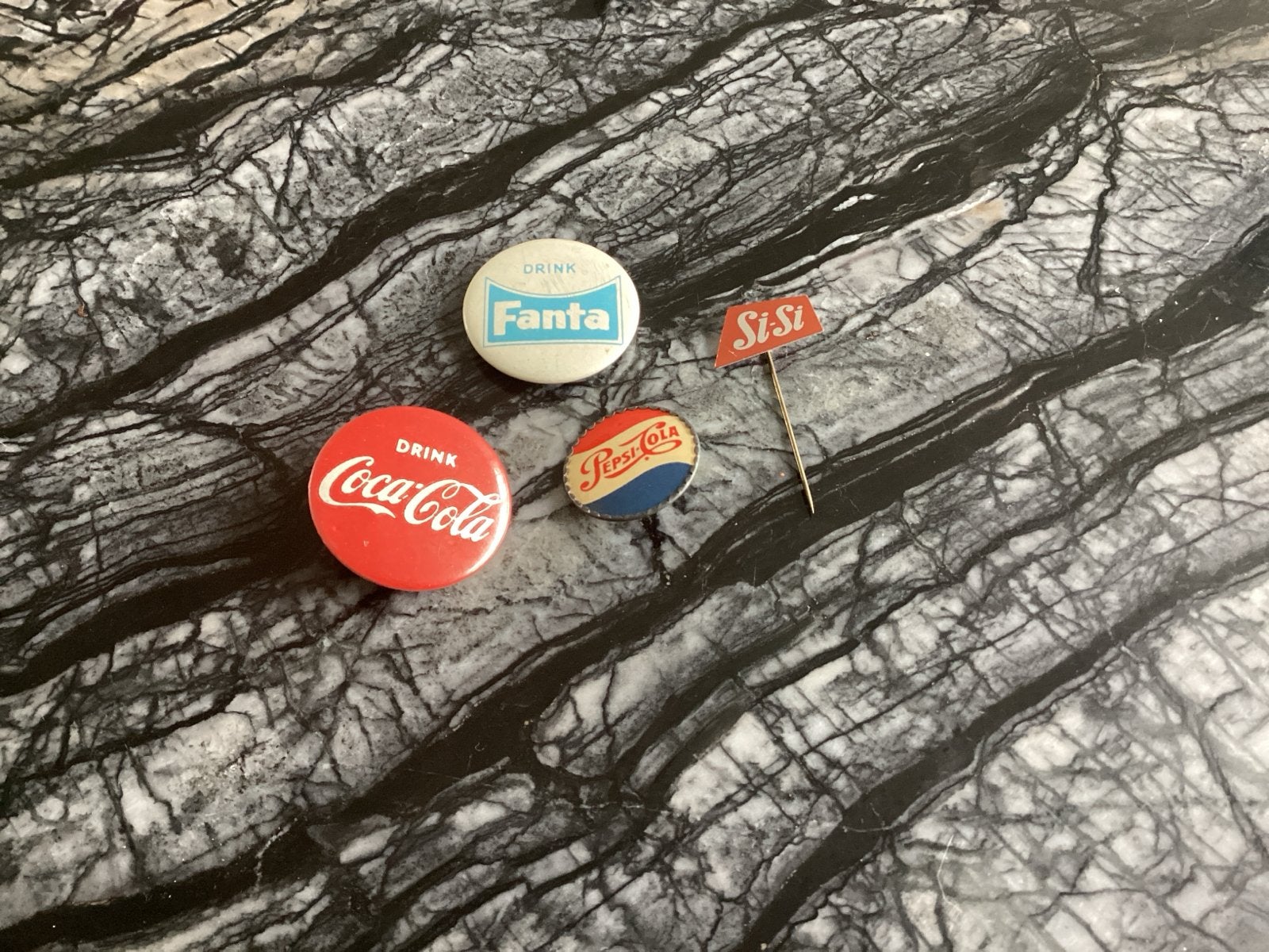 Vintage frisdrank pins: Coca-Cola, Fanta, Pepsi, SiSi, Verzamelen, Speldjes, Pins en Buttons, Verzenden, Gebruikt, Merk, Speldje of Pin